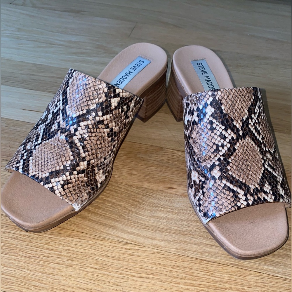 Steve Madden ALESSIA SNAKE-PRINT MULE SANDALS IN TAN SNAKE - Picture 5 of 9
